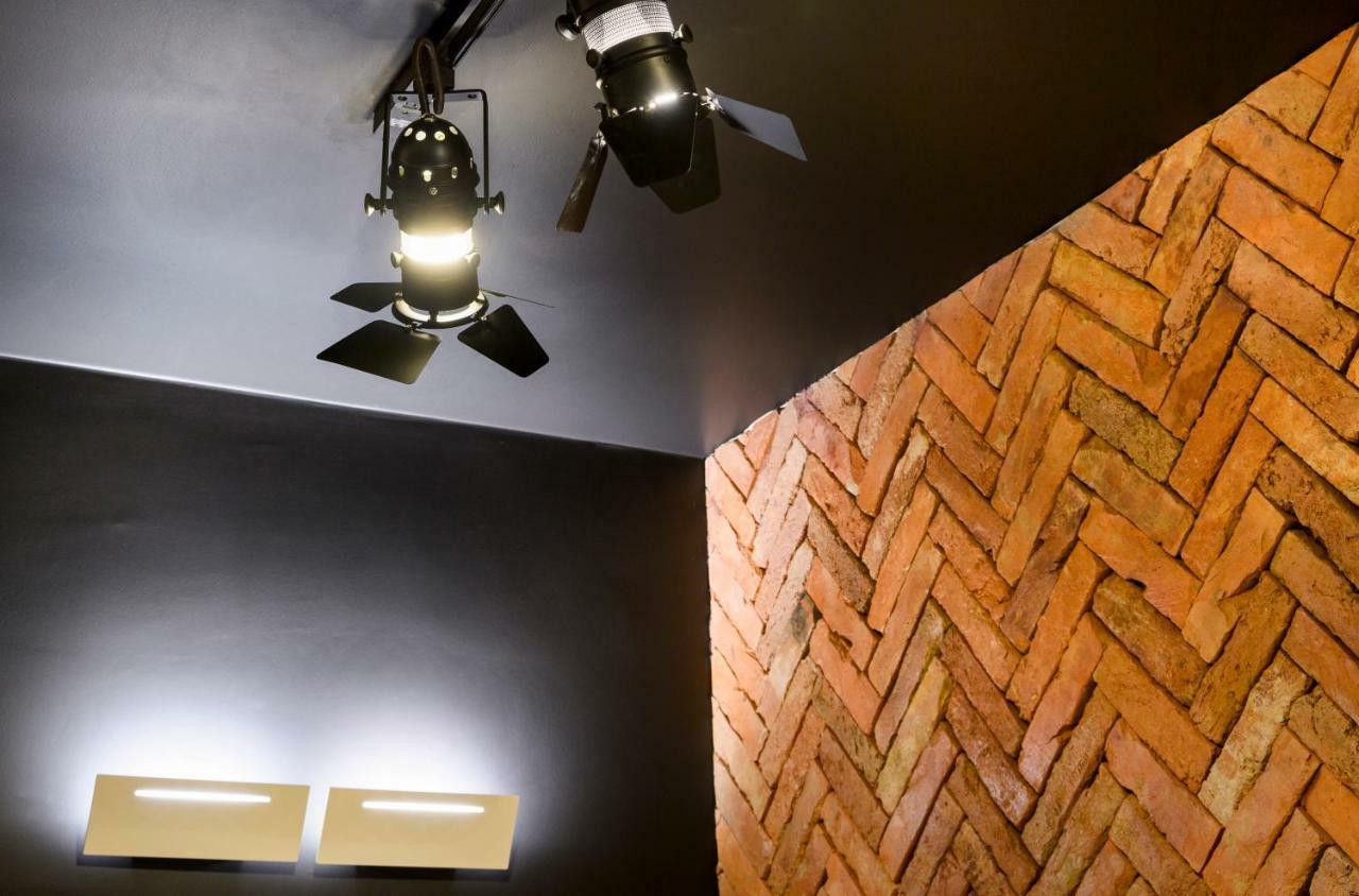 Split Industrial Design Rooms Room photo