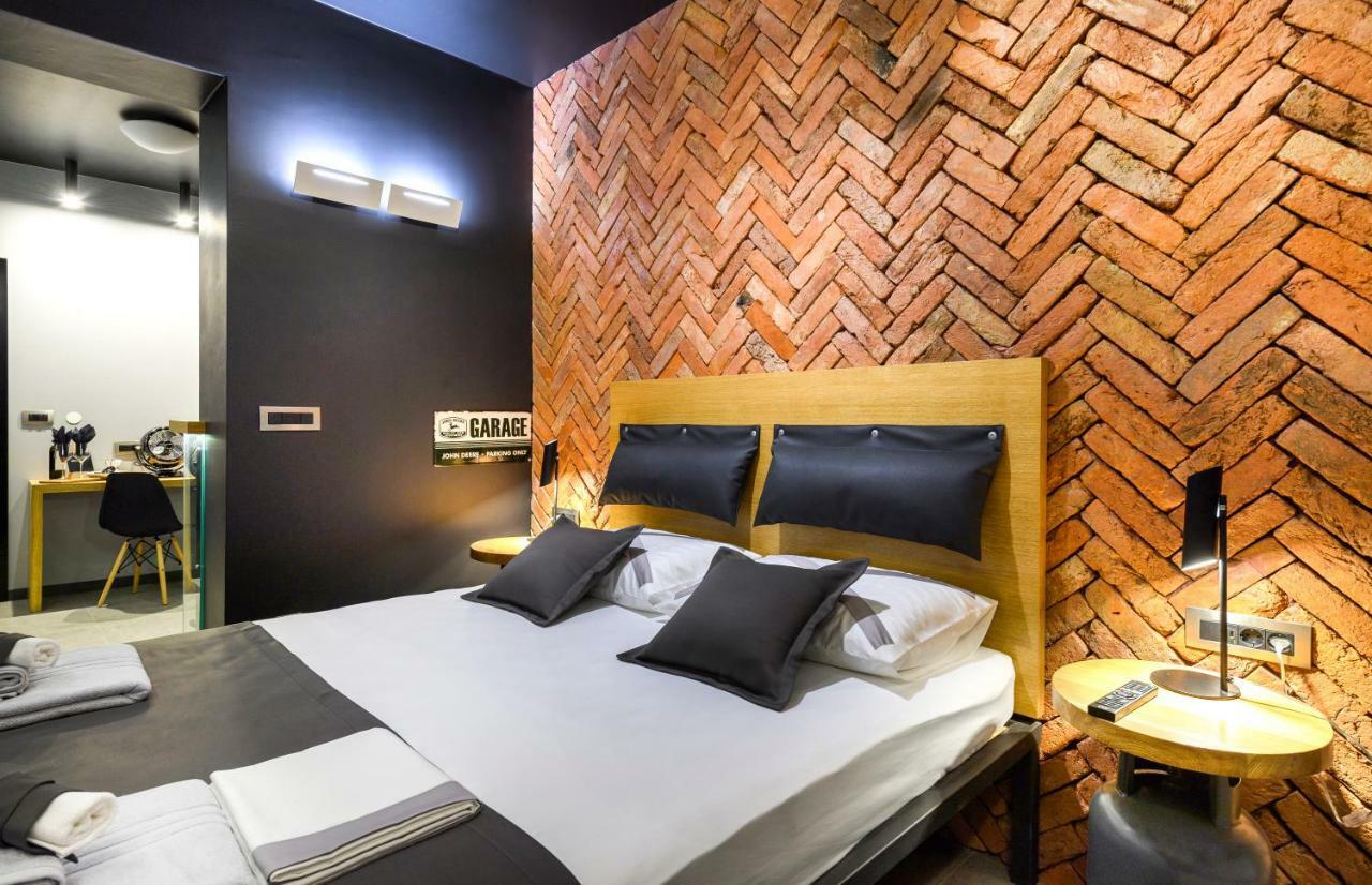 Split Industrial Design Rooms Exterior photo