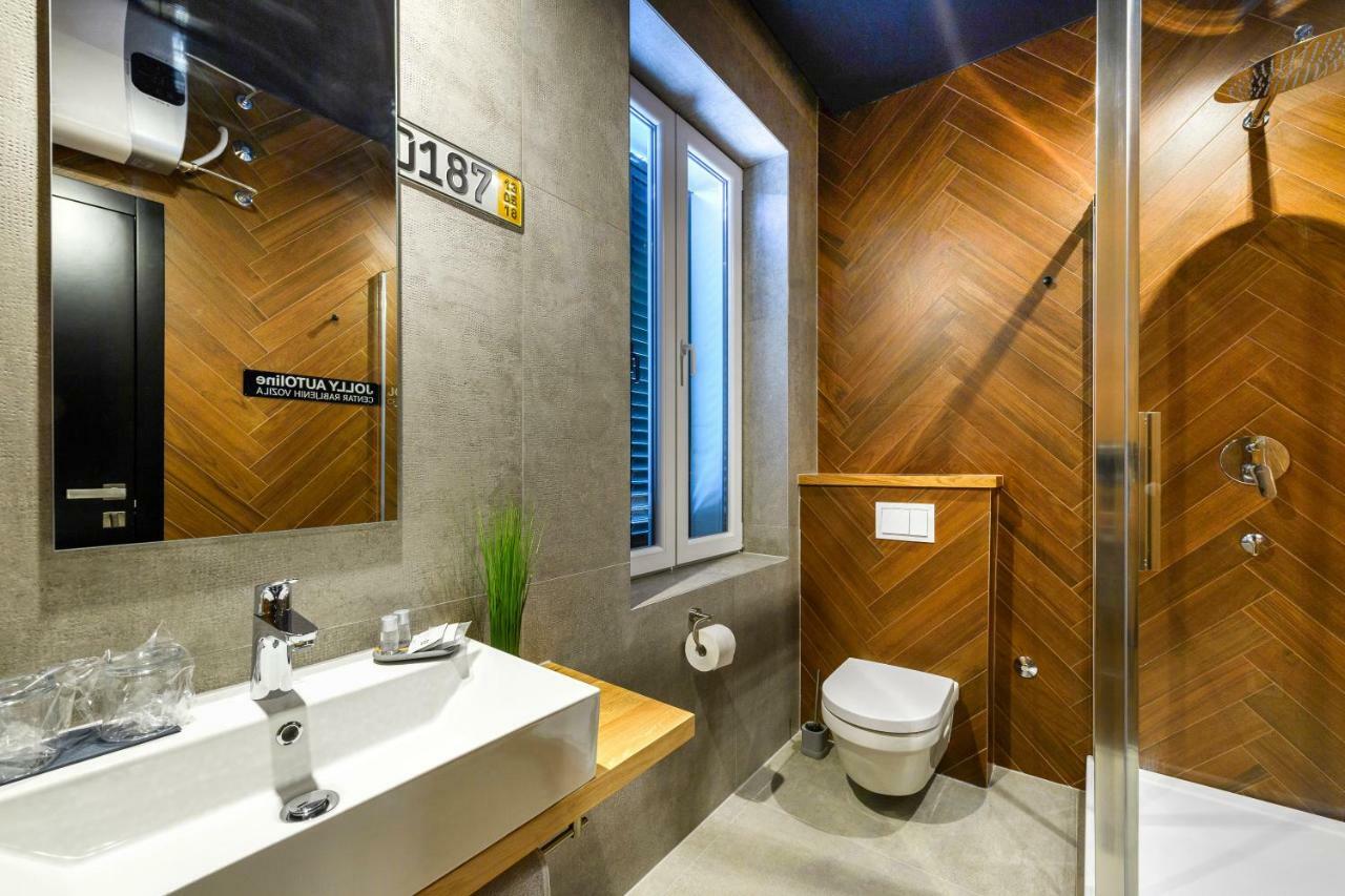 Split Industrial Design Rooms Exterior photo