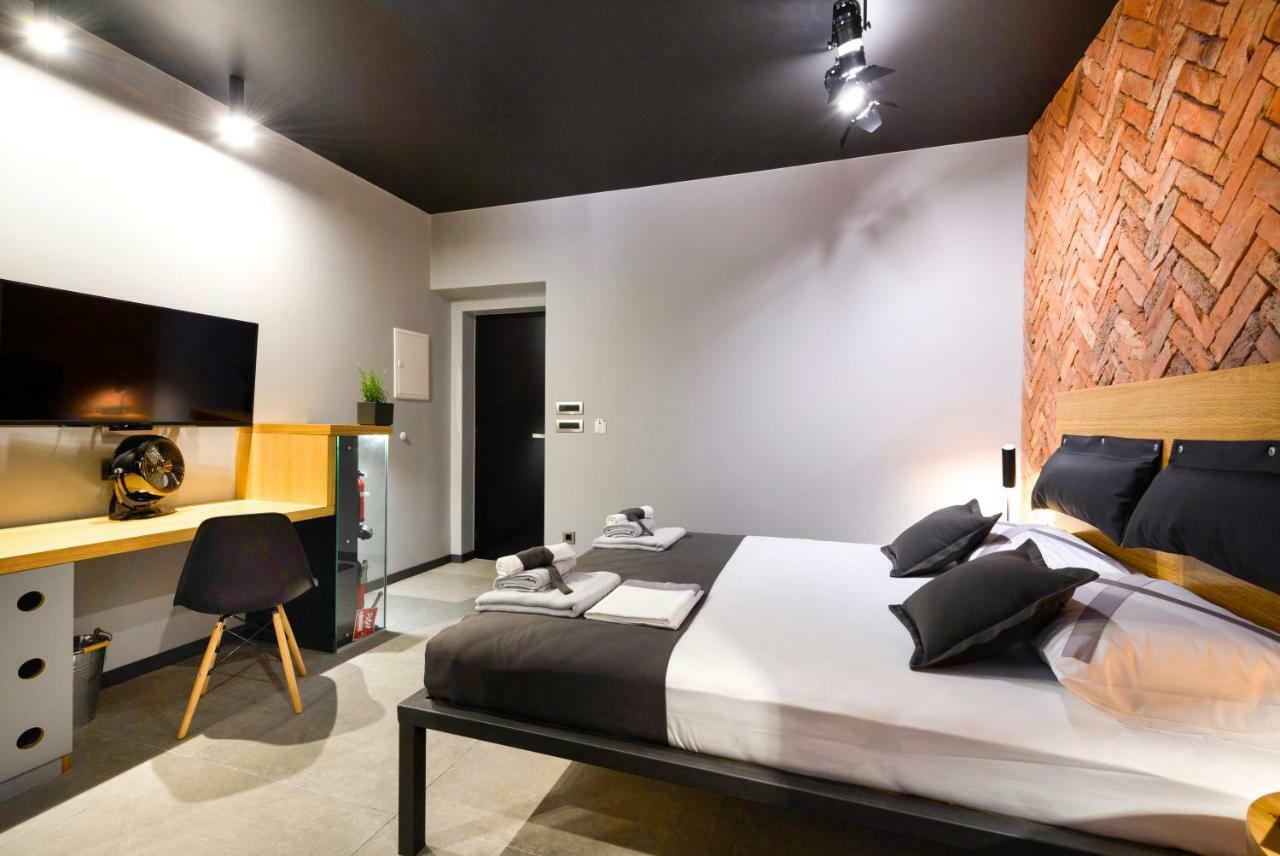 Split Industrial Design Rooms Exterior photo
