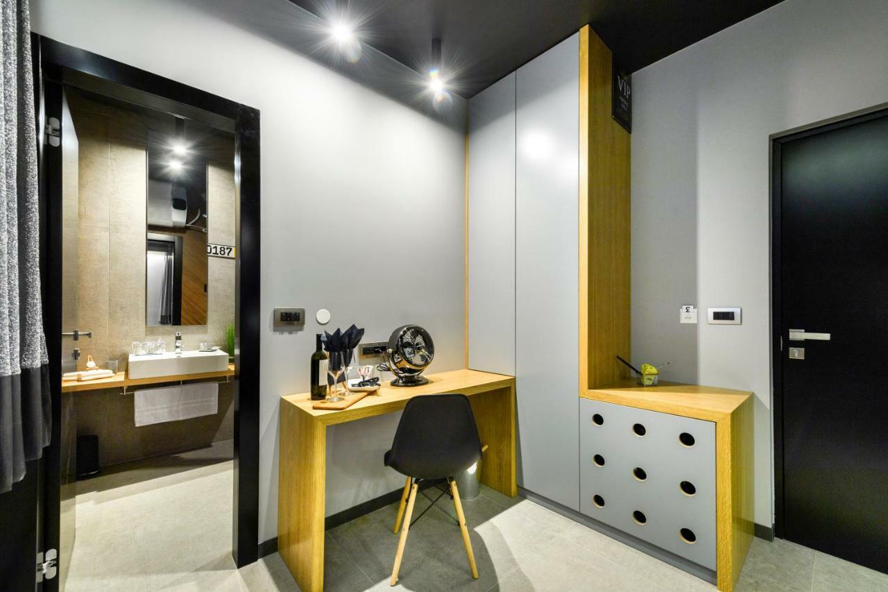 Split Industrial Design Rooms Exterior photo