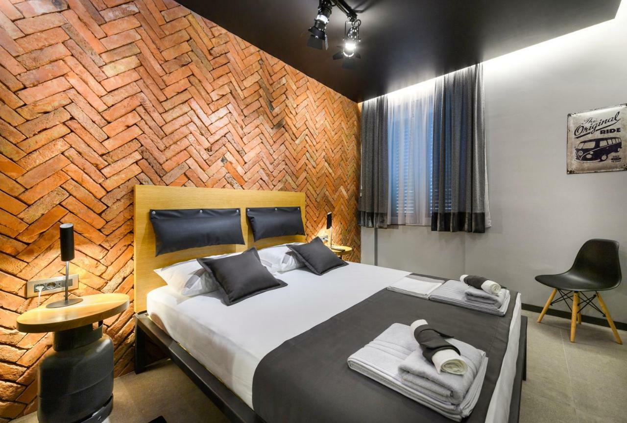 Split Industrial Design Rooms Exterior photo