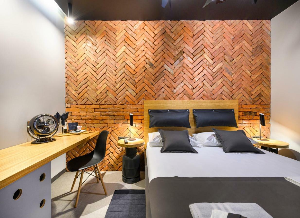 Split Industrial Design Rooms Exterior photo