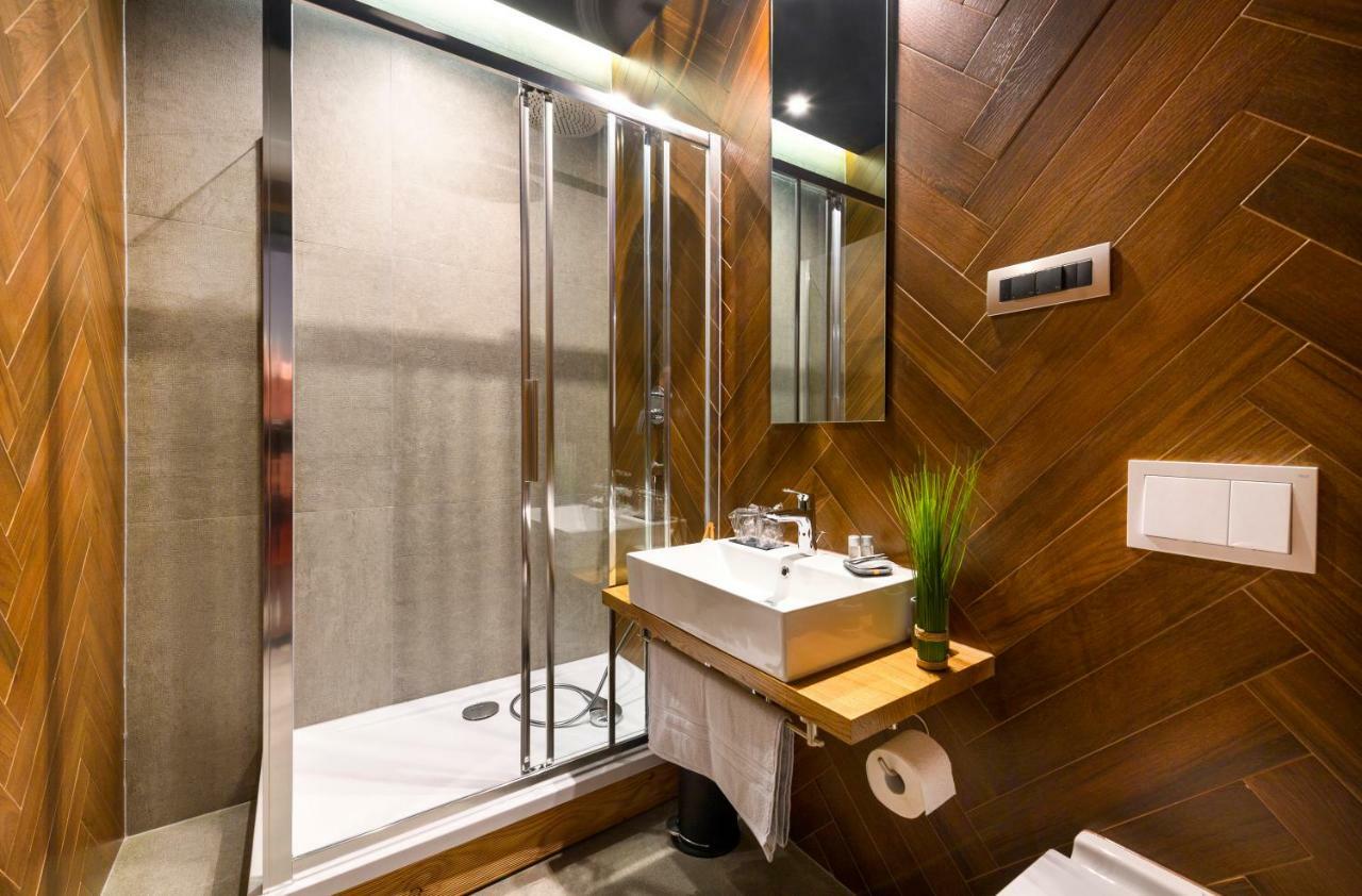 Split Industrial Design Rooms Exterior photo