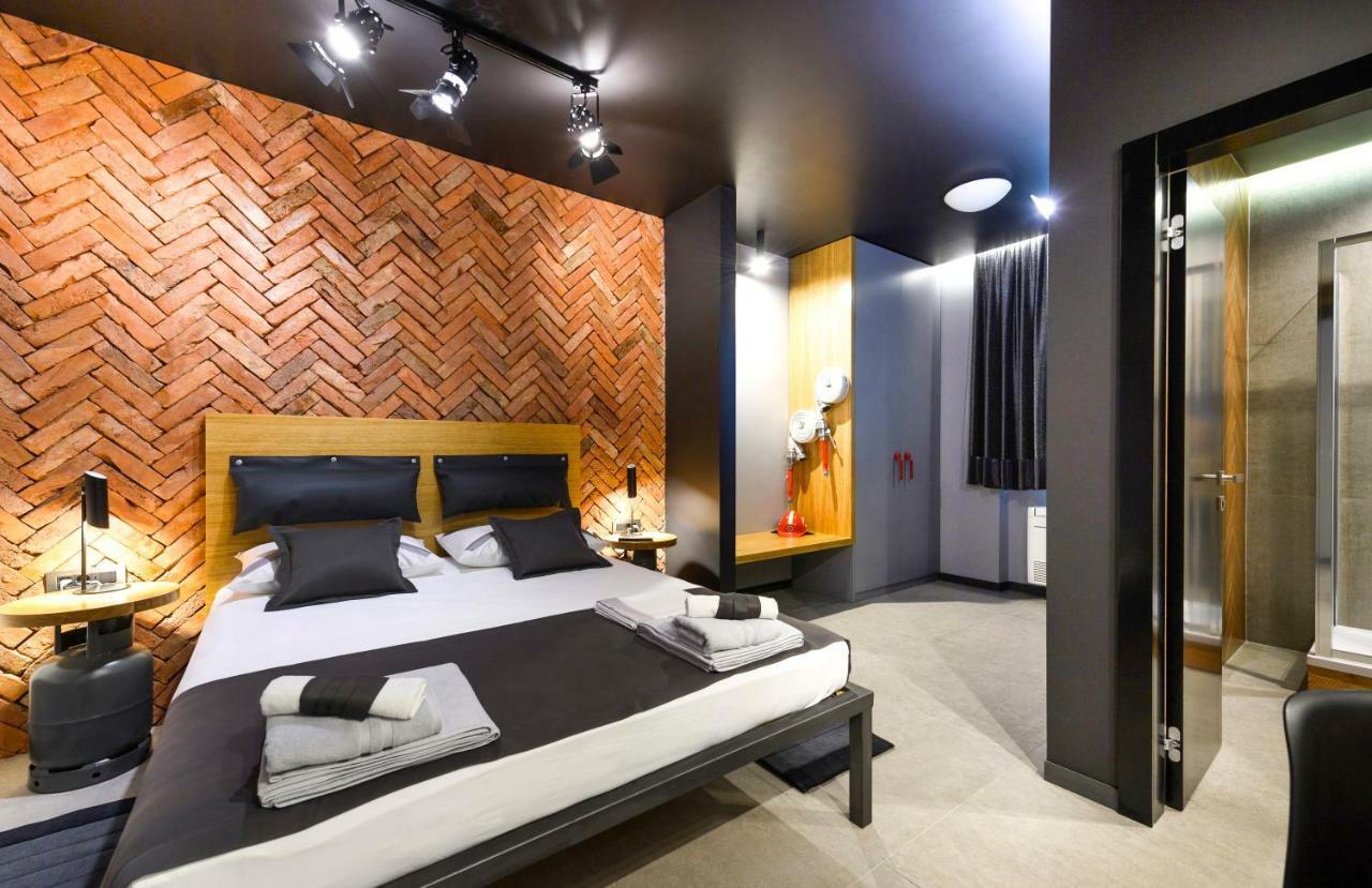 Split Industrial Design Rooms Exterior photo