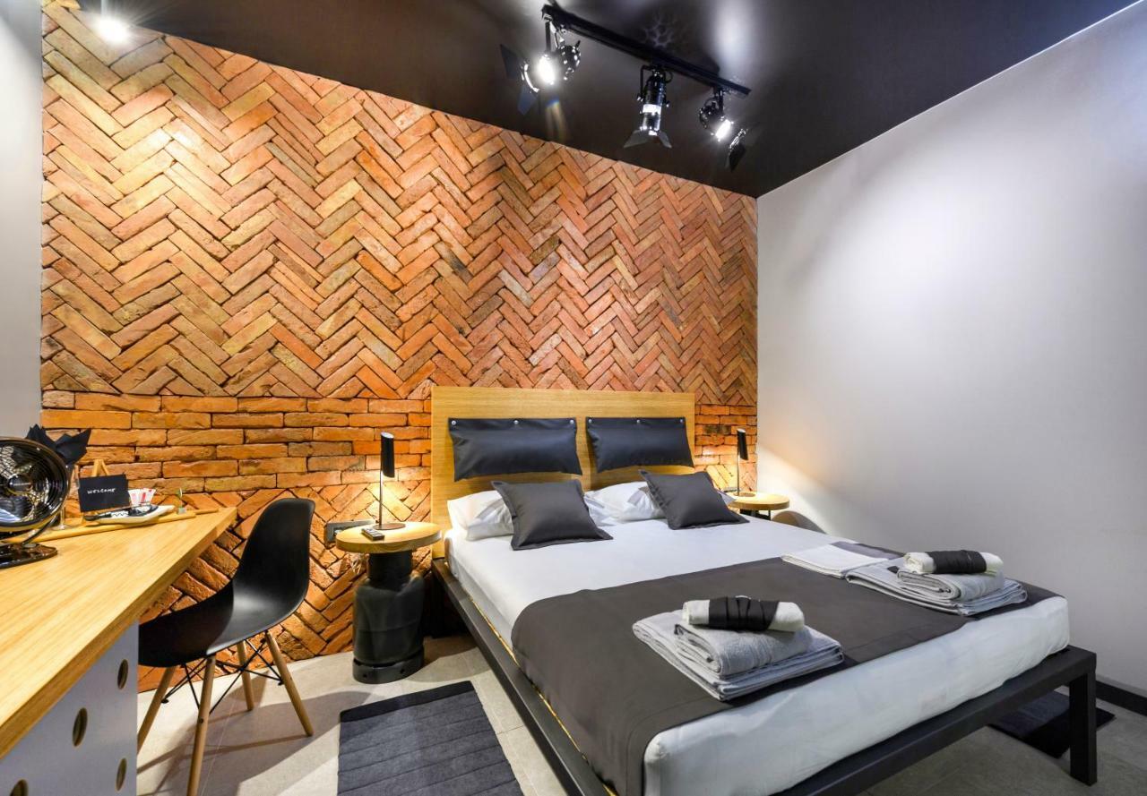 Split Industrial Design Rooms Exterior photo