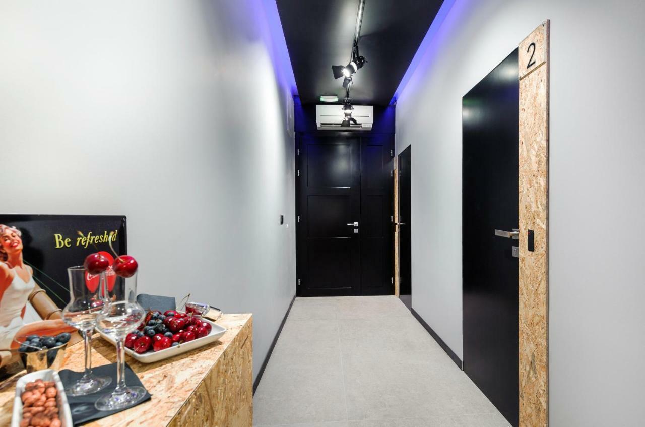 Split Industrial Design Rooms Exterior photo