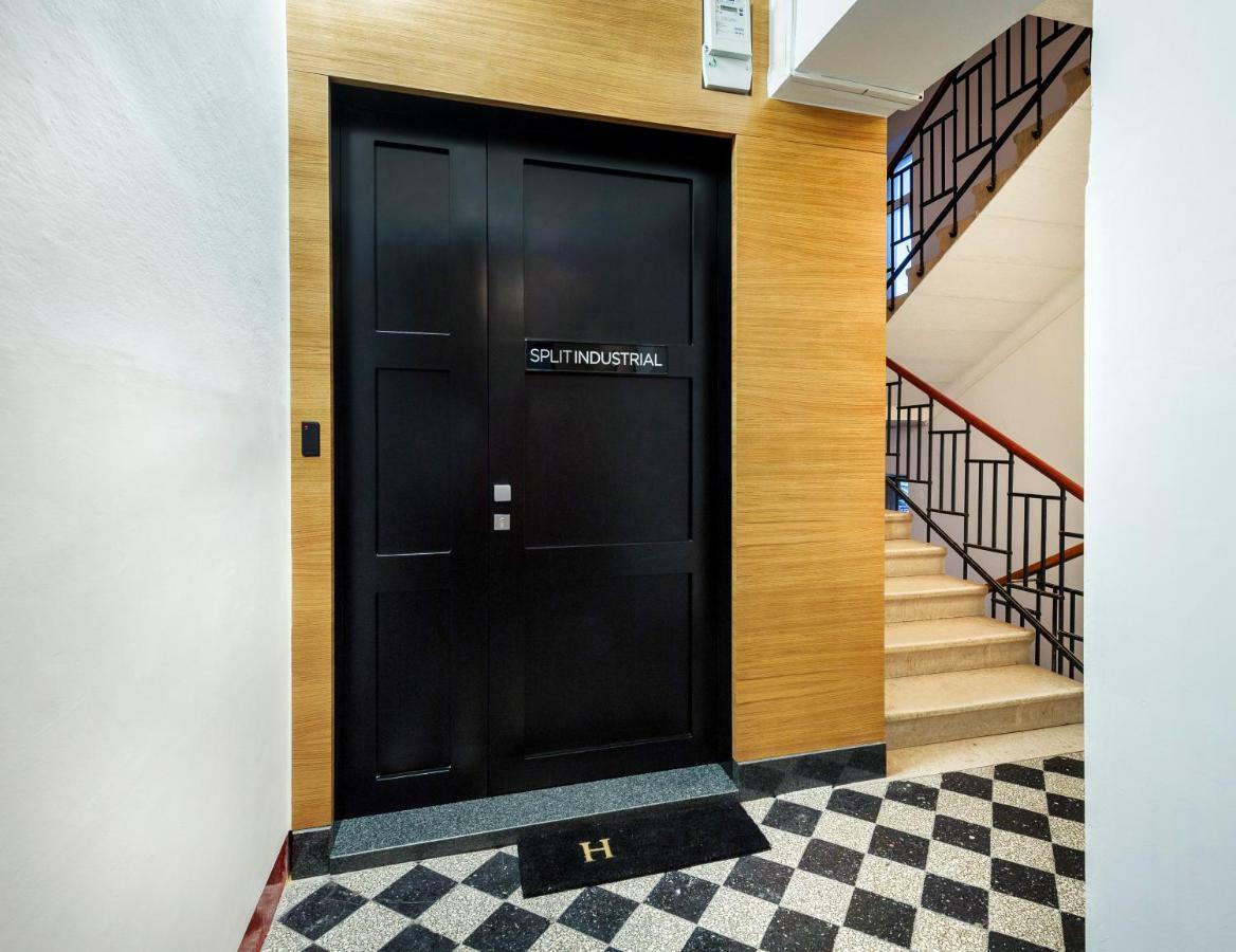 Split Industrial Design Rooms Exterior photo