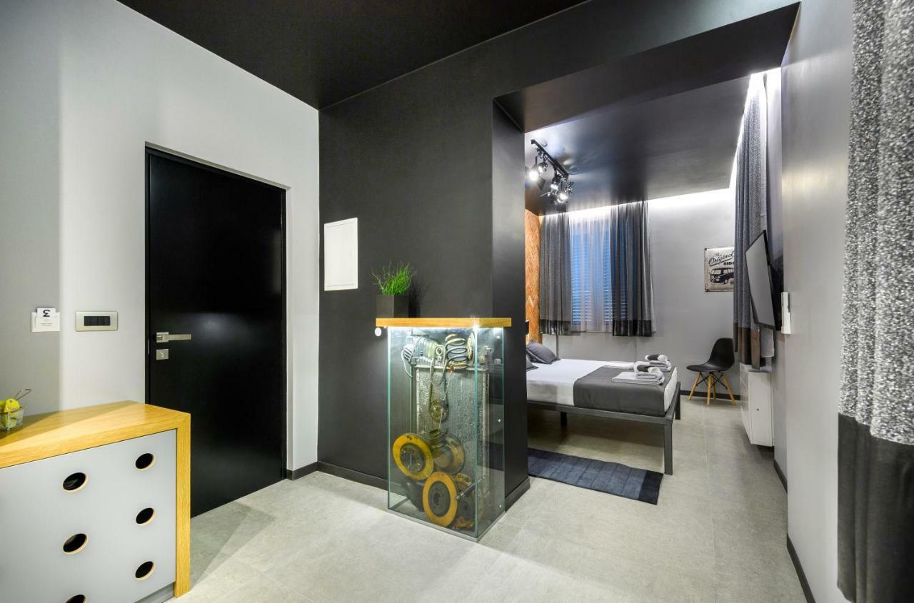 Split Industrial Design Rooms Exterior photo