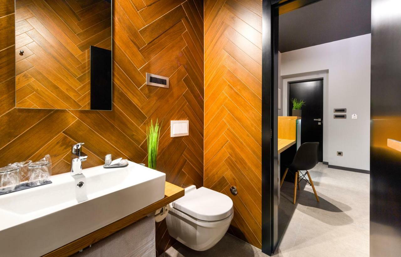 Split Industrial Design Rooms Exterior photo