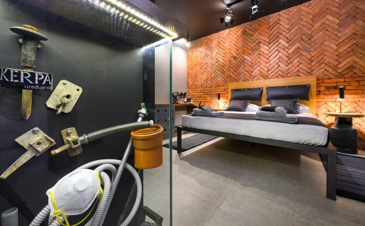 Split Industrial Design Rooms Exterior photo