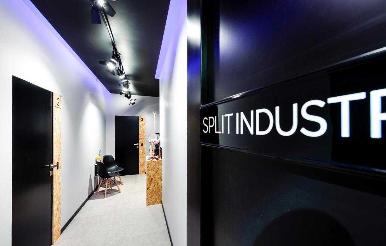 Split Industrial Design Rooms Exterior photo