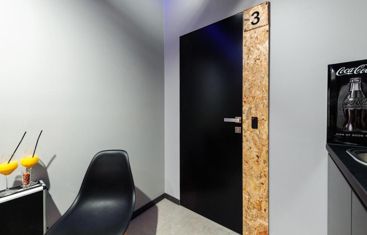 Split Industrial Design Rooms Exterior photo